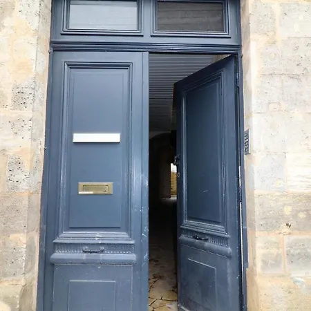 Deux Pieces Idealement Situe Dans Le Centre De * Bordeaux